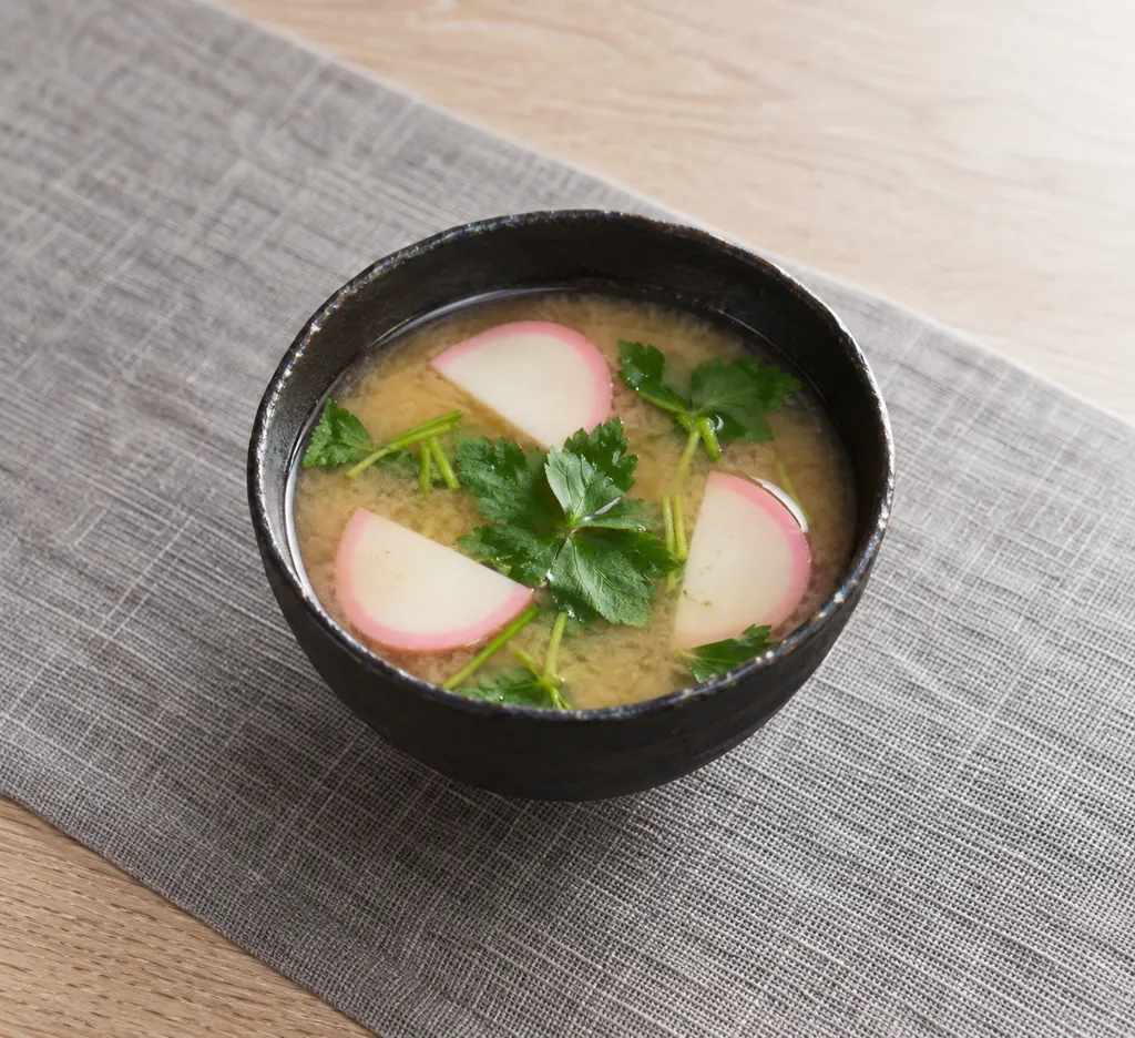 かまぼこと三つ葉の即席味噌汁の完成イメージ