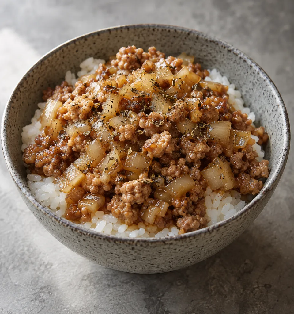 豚ひき肉と玉ねぎのバジル肉炒め丼の完成イメージ