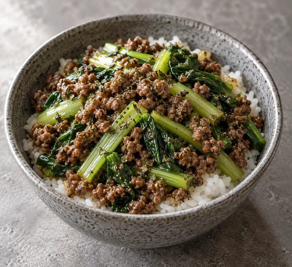 牛ひき肉と小松菜のバジル炒めごはんの完成イメージ