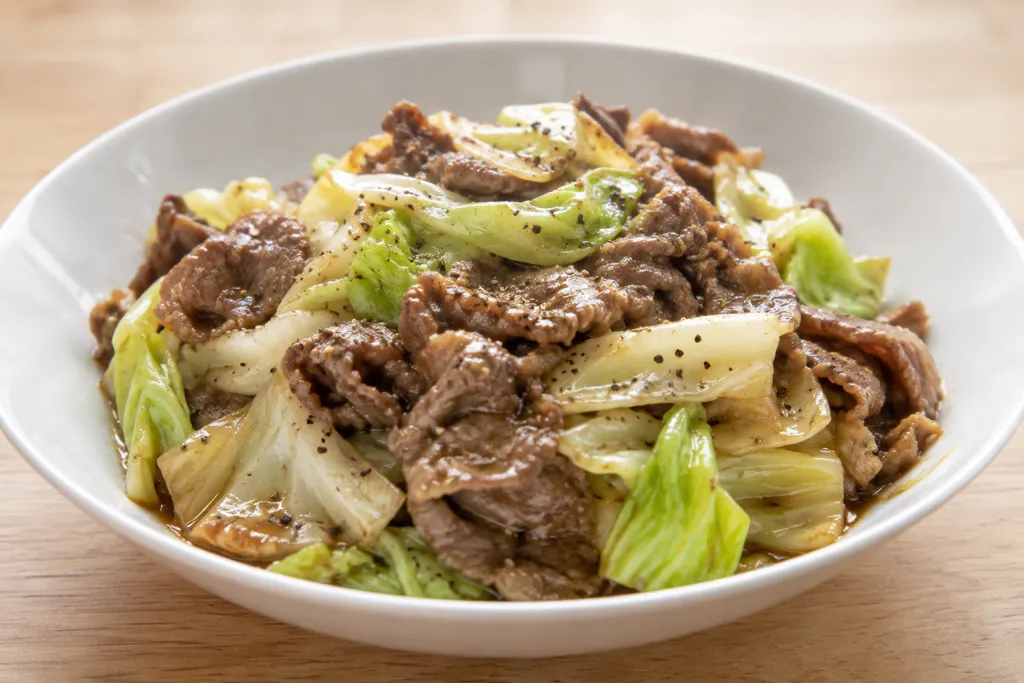 牛薄切り肉とキャベツの黒こしょう炒めの完成イメージ