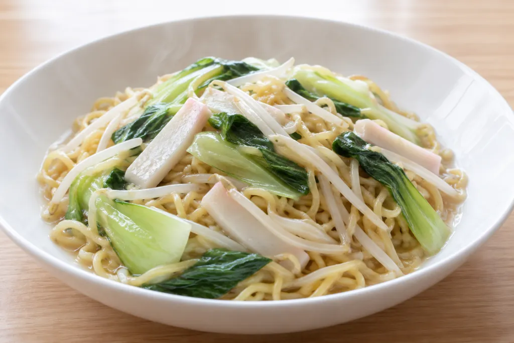 かまぼことチンゲン菜もやしの中華塩麺の完成イメージ