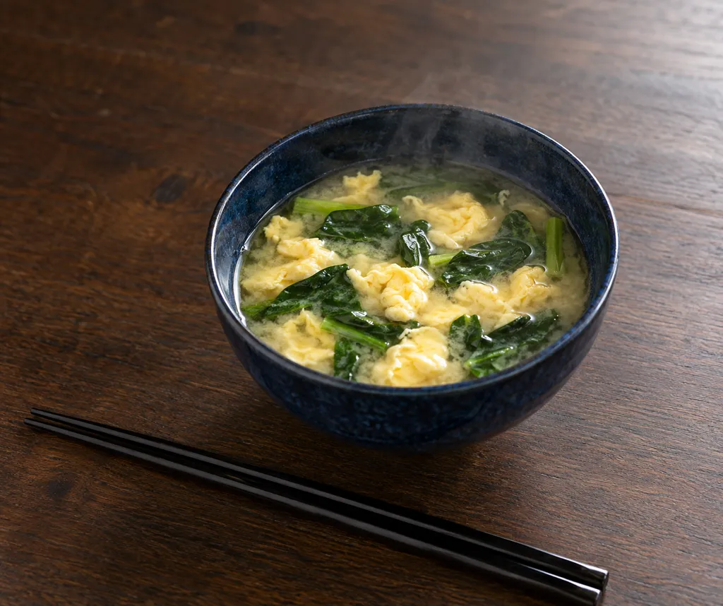 ほうれん草と卵の味噌汁の完成イメージ