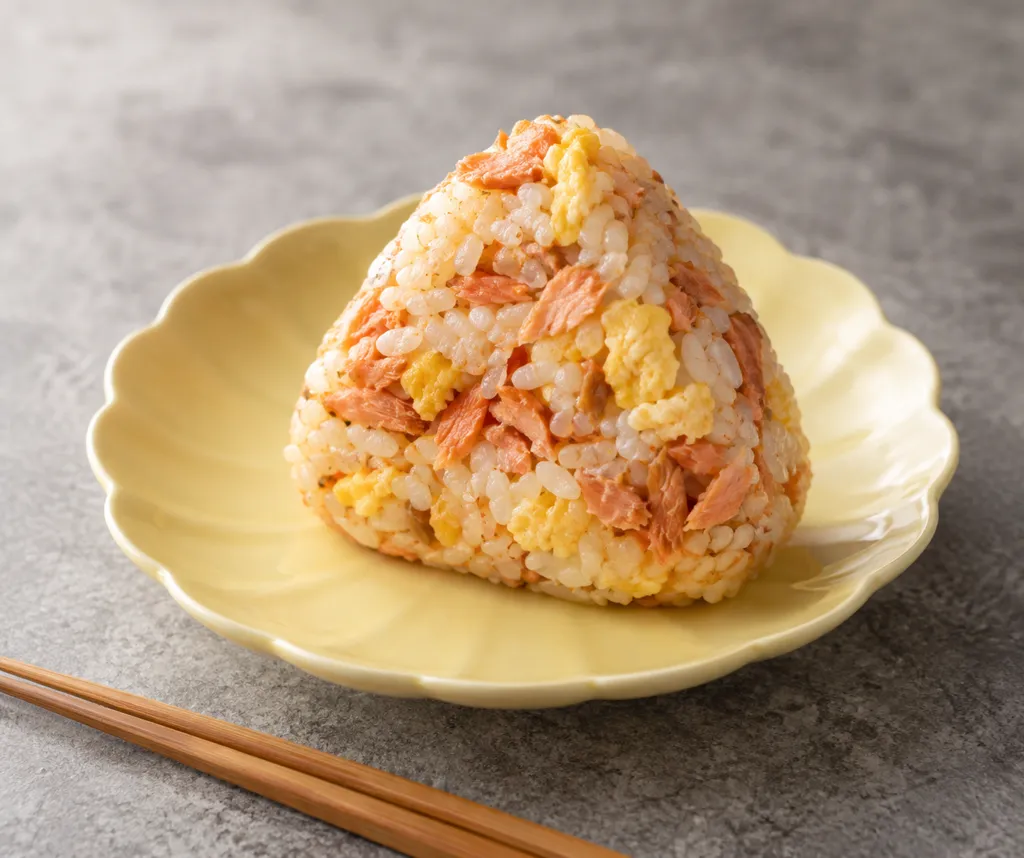 鮭フレークと卵の中華おにぎりの完成イメージ
