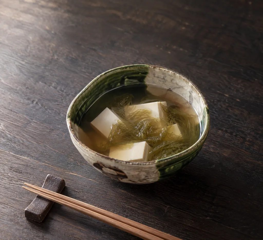 とろろ昆布と豆腐のすまし汁の完成イメージ