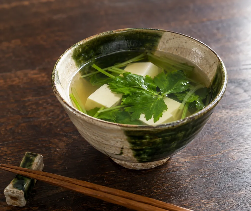 豆腐と三つ葉のすまし汁の完成イメージ
