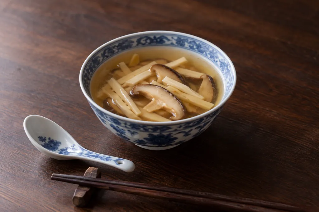 たけのことしいたけの中華スープの完成イメージ