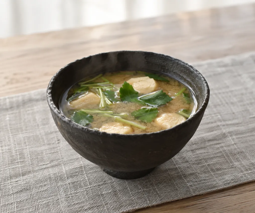 麩と三つ葉の即席味噌汁の完成イメージ