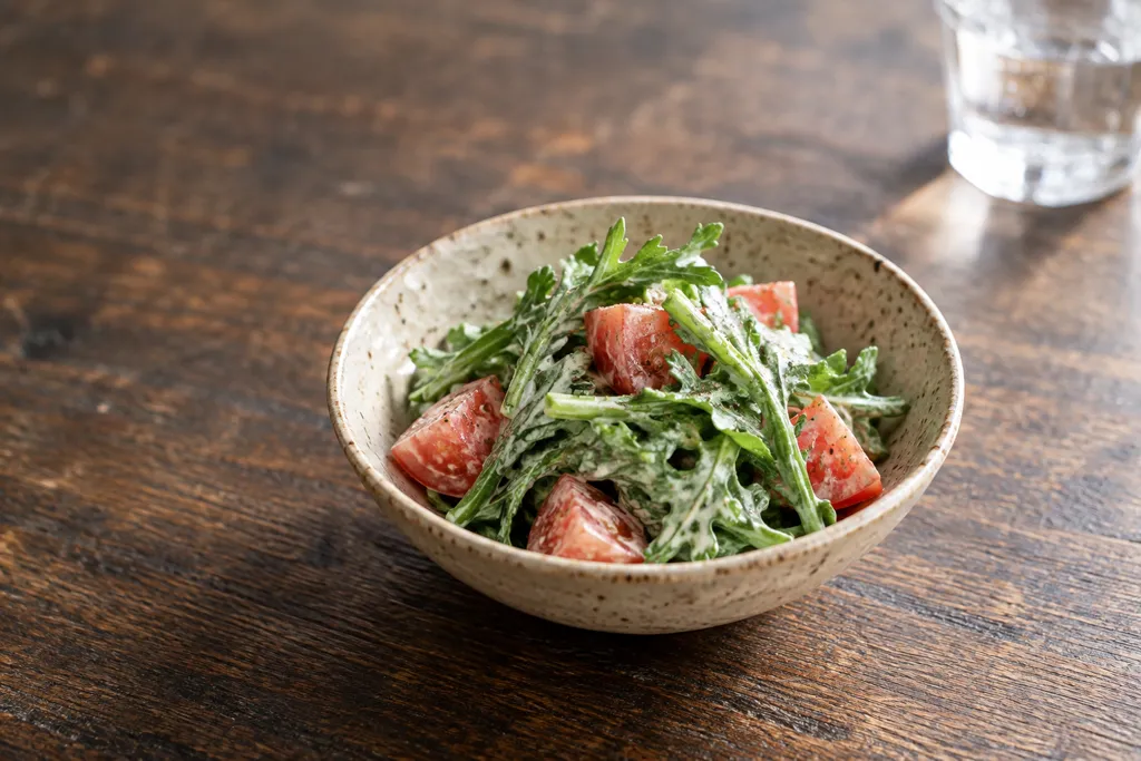 春菊とトマトのシーザーサラダの完成イメージ