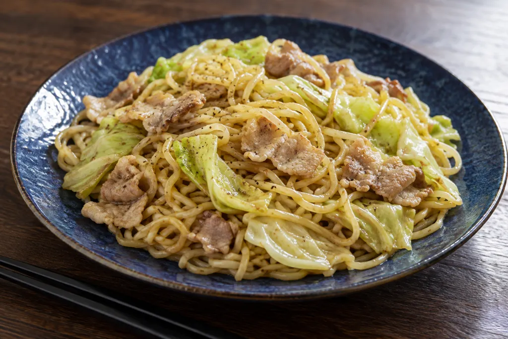 時短豚こま肉とキャベツの塩焼きそばの完成イメージ