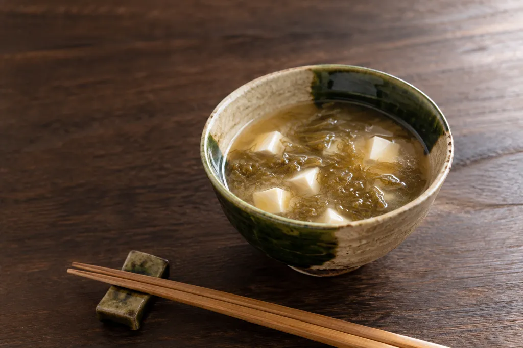 豆腐ととろろ昆布の即席味噌汁の完成イメージ