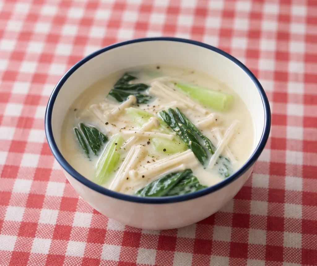チンゲン菜とえのきのクリームスープの完成イメージ