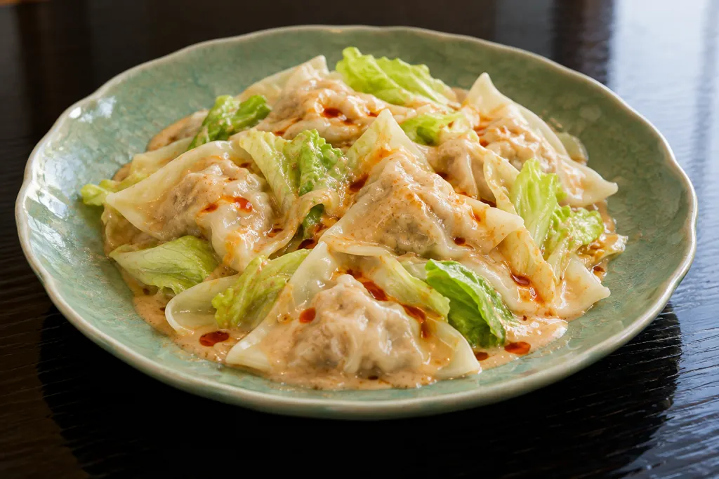 鶏ひき肉とレタスのワンタンごまだれの完成イメージ