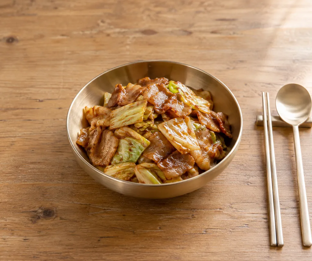 キャベツと豚バラ肉の韓国風にんにく炒めの完成イメージ