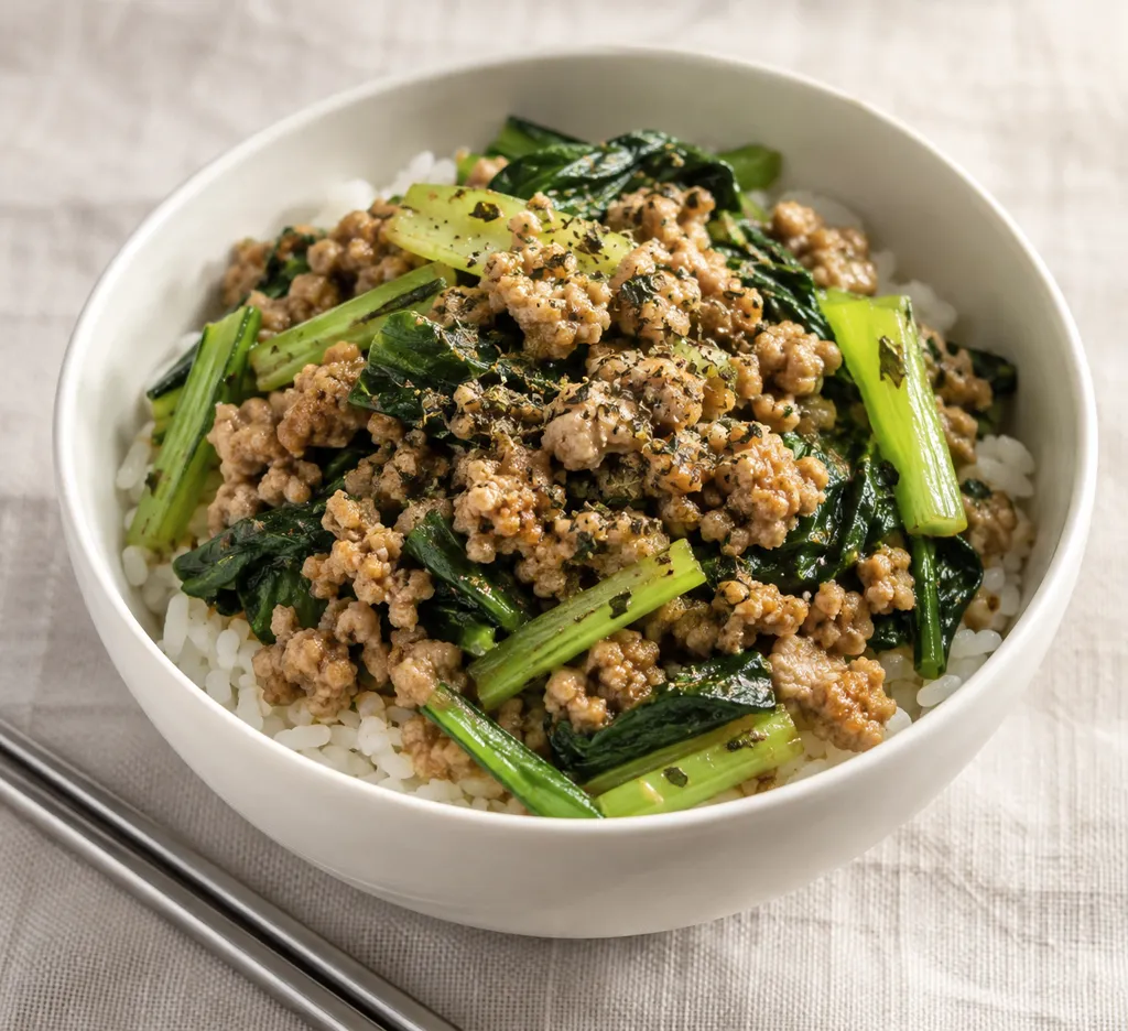 豚ひき肉と小松菜のバジル肉炒め丼の完成イメージ