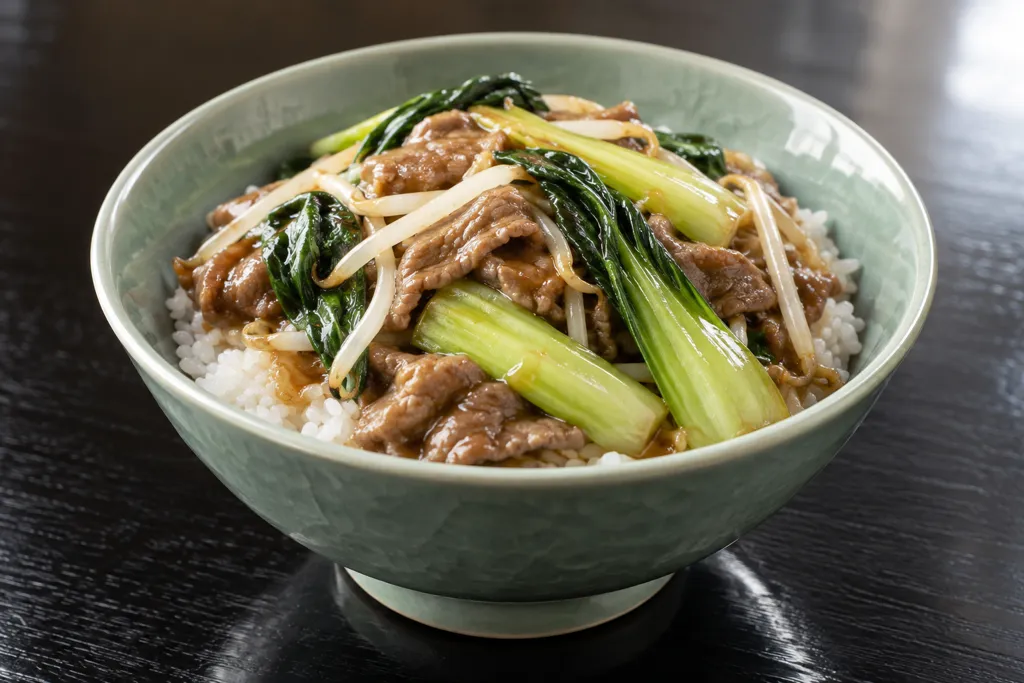牛薄切り肉とチンゲン菜の中華丼の完成イメージ