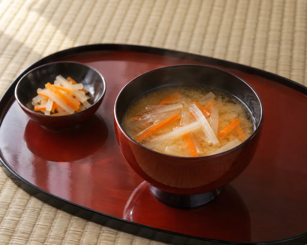 大根とにんじんの味噌汁の完成イメージ
