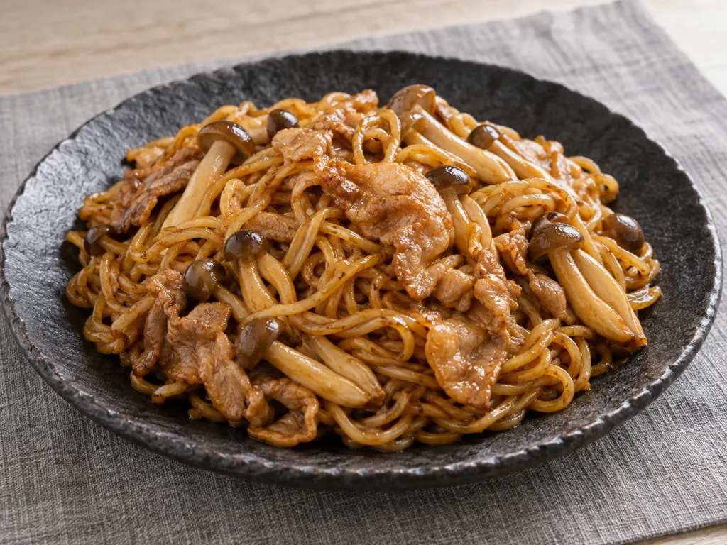 豚こま肉としめじのコクうま焼きそばの完成イメージ