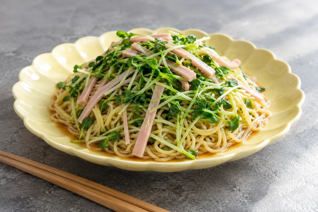 ハムと豆苗の冷やし中華の完成イメージ