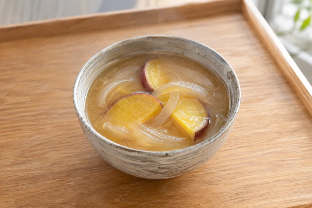さつまいもと玉ねぎの味噌汁の完成イメージ