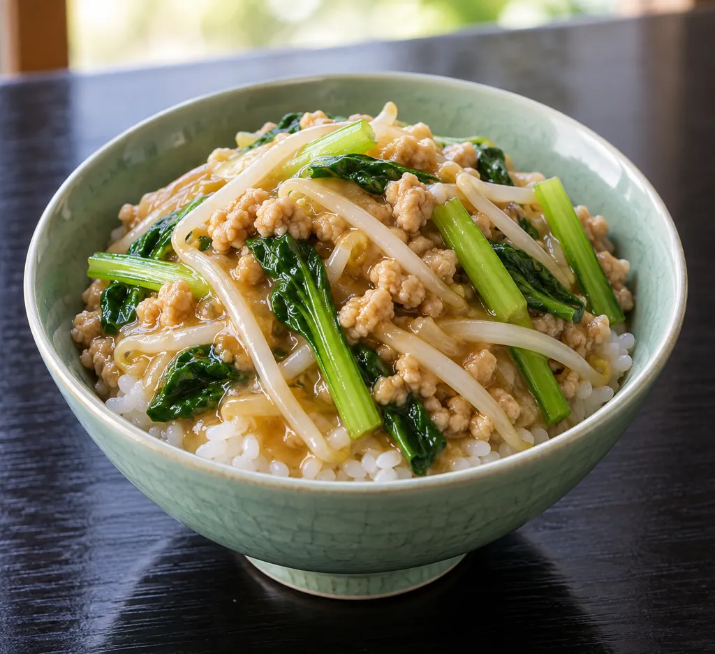 鶏ひき肉と小松菜の中華丼の完成イメージ