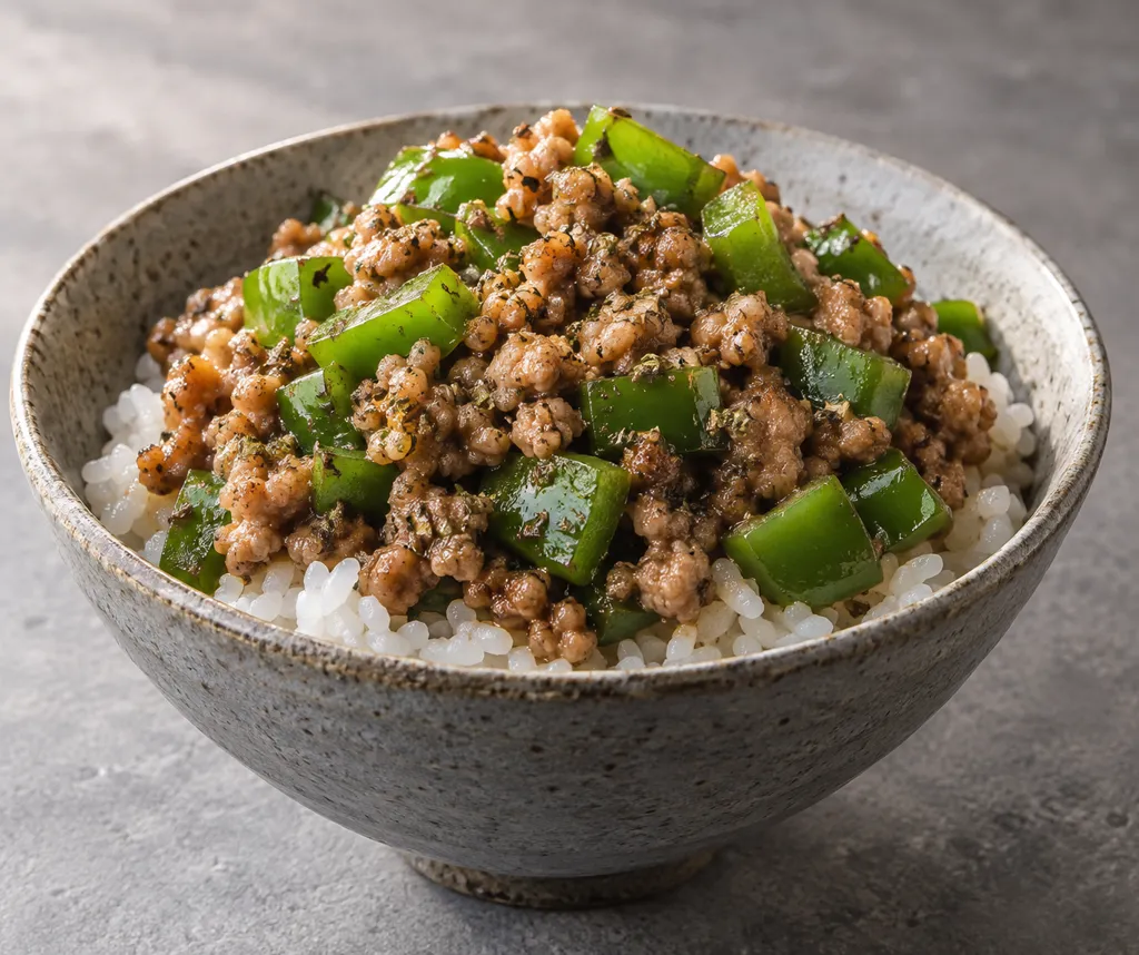 豚ひき肉とピーマンのバジル肉炒め丼の完成イメージ