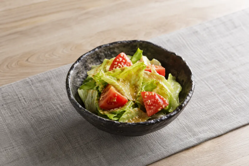 レタスとトマトのごまサラダの完成イメージ