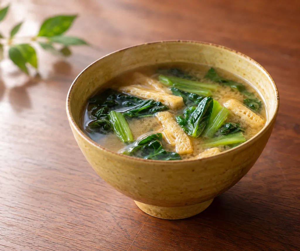 油揚げと小松菜の味噌汁の完成イメージ
