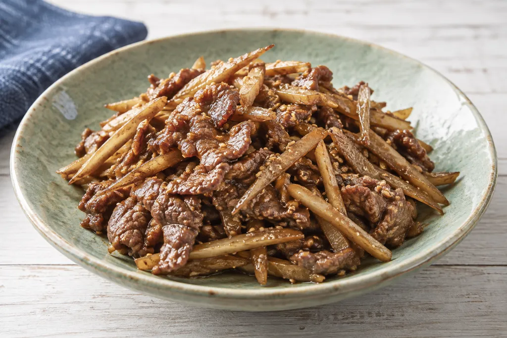 牛こま肉とごぼうのごま炒めの完成イメージ