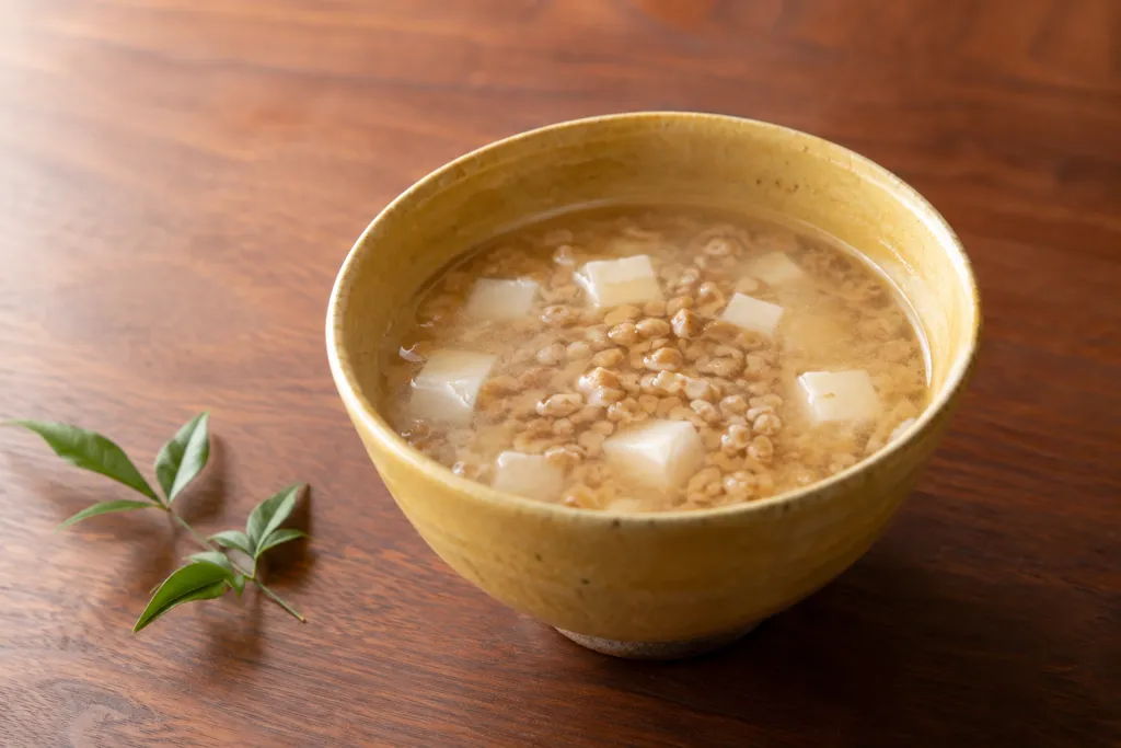 ひきわり納豆と豆腐の即席味噌汁の完成イメージ